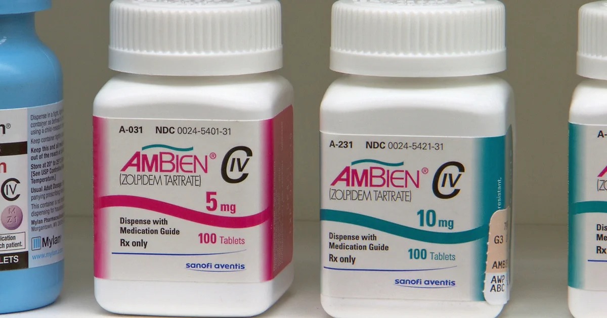 Man holding Ambien (Zolpidem, Stilnox) pills with a California map in the background. https://smithscottpharma.com/